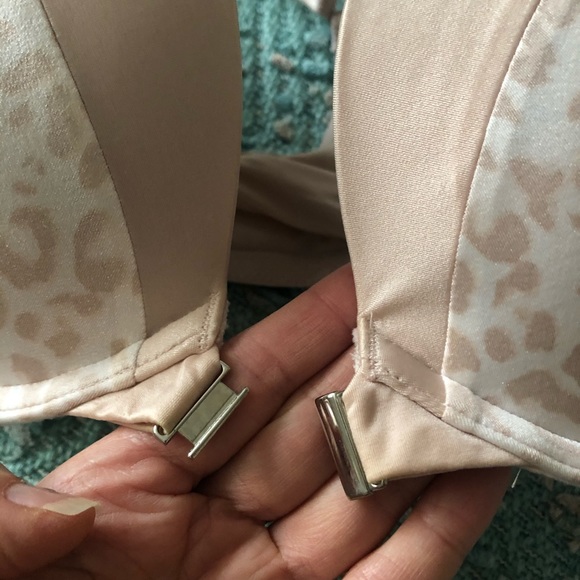 32DD Victoria’s Secret very sexy push up bra - Picture 4 of 5